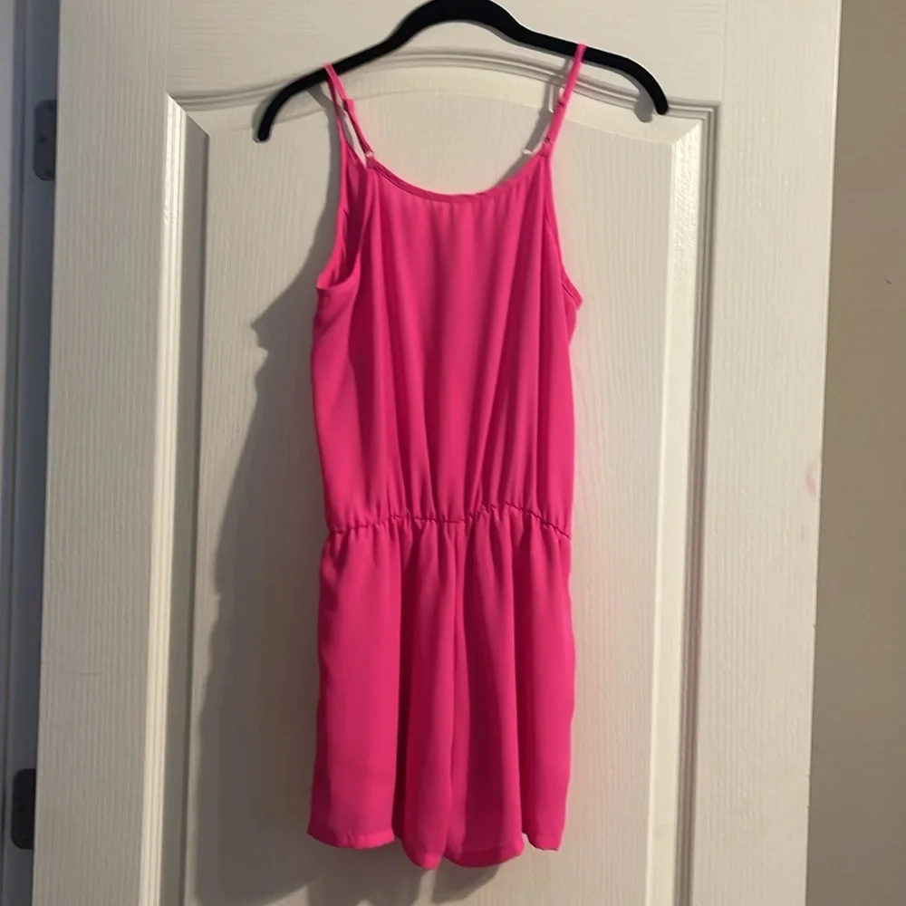 Pink super flattering romper - Picture 2 of 5